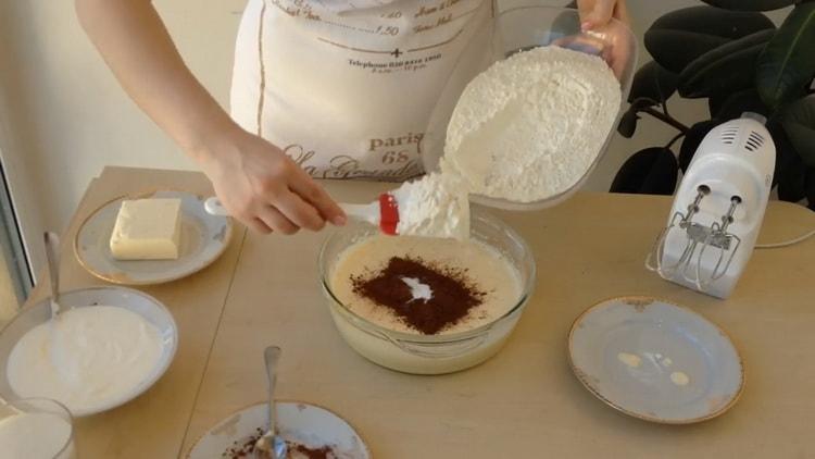Um Joghurt-Schokoladenkuchen zuzubereiten, mischen Sie die Zutaten für den Teig.
