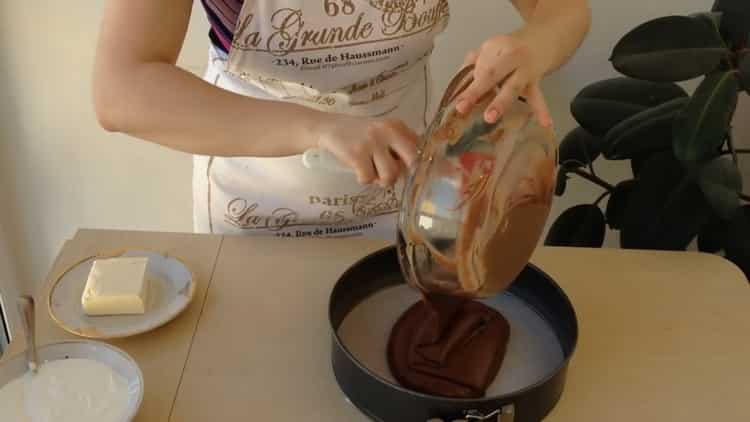 لعمل كعكة الشوكولاتة على الكفير ، ضع العجينة في القالب