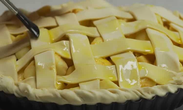 Για να φτιάξετε μήλο πίτα στο φούρνο, λιπαίνετε τη ζύμη