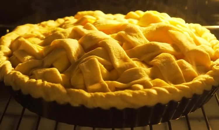 Προθερμάνετε το φούρνο για να φτιάξετε μήλο πίτα