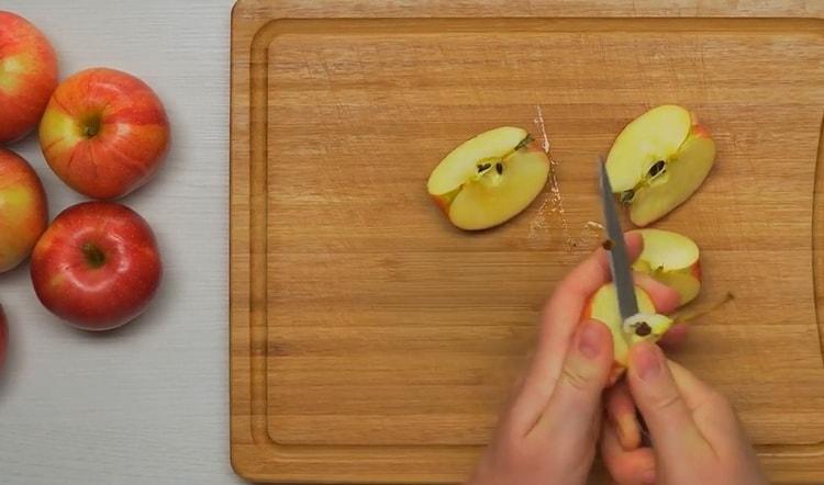 Um den Apfelkuchen im Ofen zuzubereiten, bereiten Sie die Zutaten vor