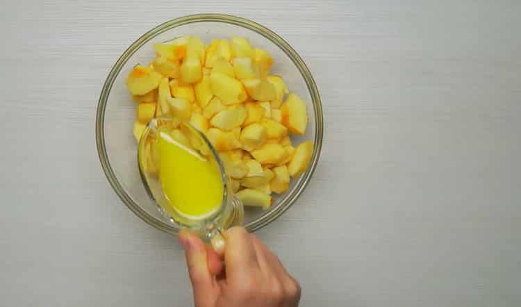 Bereiten Sie die Füllung vor, um Apfelkuchen im Ofen zuzubereiten