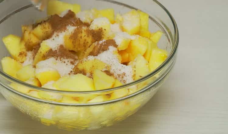 Um Apfelkuchen im Ofen zuzubereiten, mischen Sie die Zutaten für die Füllung.