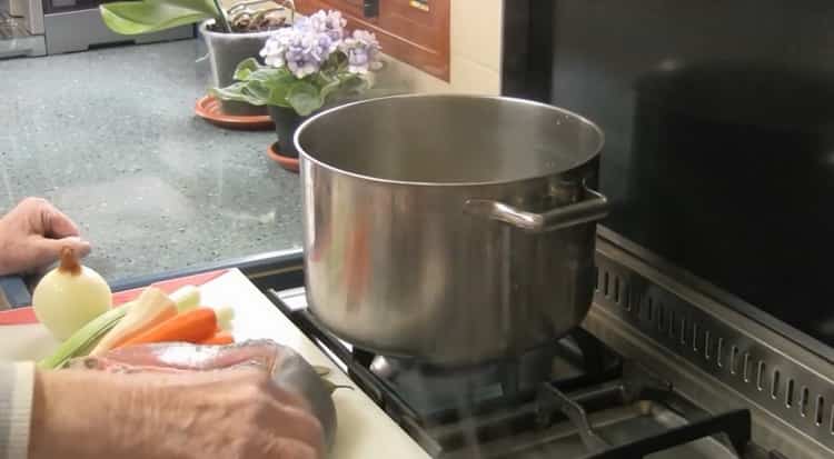 Valmistele ainesosat keitetyn naudanlihan kielen valmistamiseksi yksinkertaisen keittoreseptin mukaan