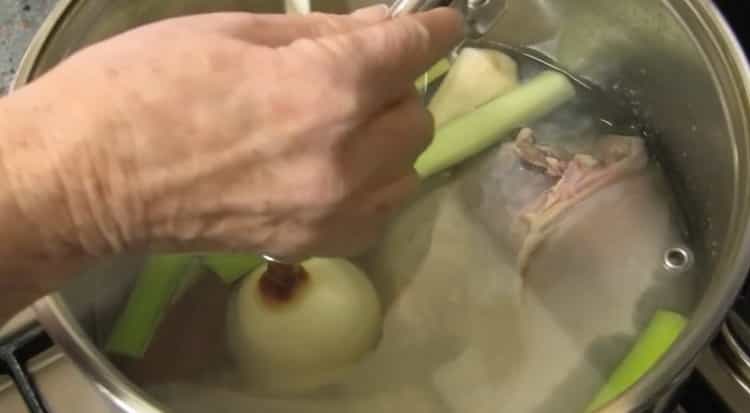 Per cucinare la lingua di manzo bollita secondo una semplice ricetta di cottura, cuocere le verdure