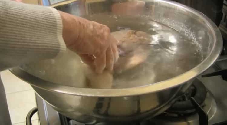Um gekochte Rinderzunge nach einem einfachen Kochrezept zuzubereiten, kühlen Sie die Zunge ab