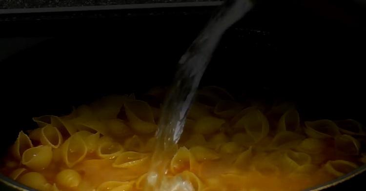 Lisää vettä pasta, jotta valmistat pasta lihasta