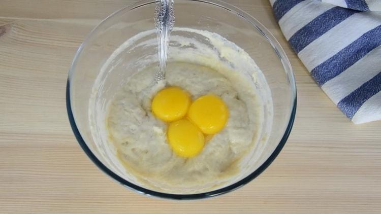 Τοποθετήστε αυγά για να κάνετε μια κέικ Χριστούγεννα.