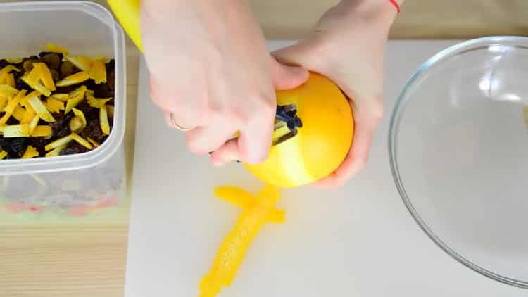 Обелете портокал, за да направите коледен сладкиш