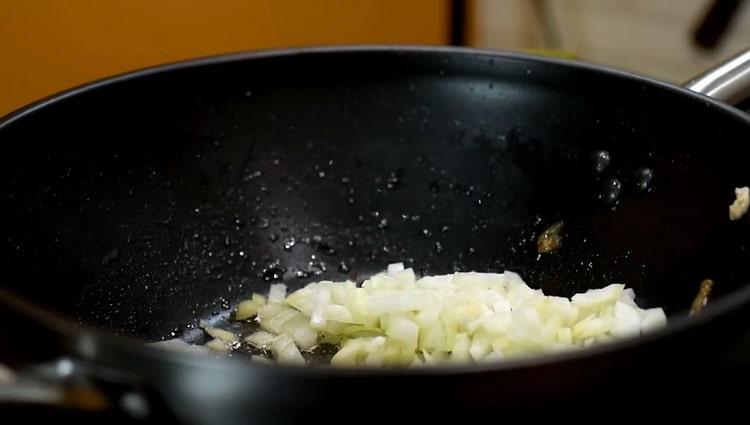 Για να κάνετε σπαγγέτι, τηγανίζετε τα κρεμμύδια