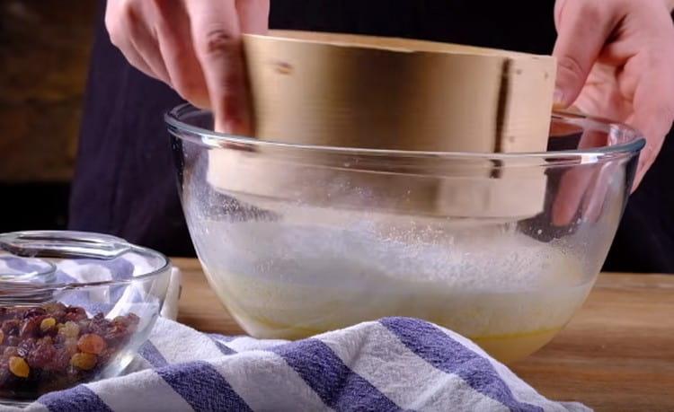 Пресейте брашно в тесто.