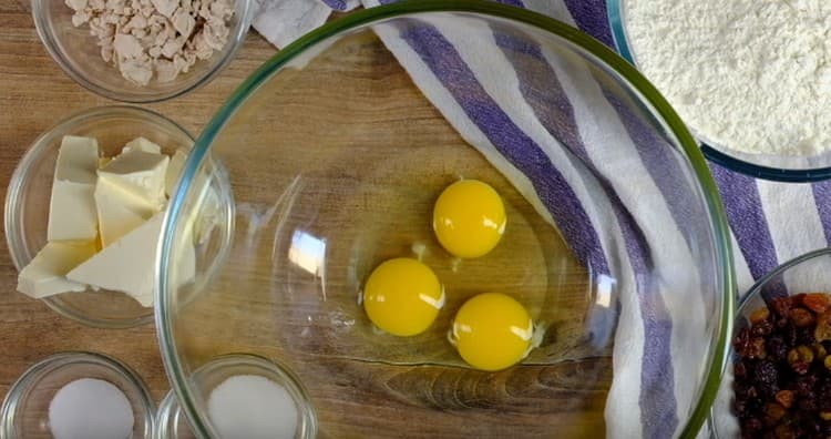 In einer Schüssel zwei Eier und ein Eigelb verquirlen.