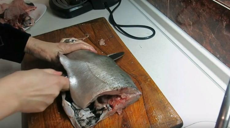 Švelniai supjaustykite žuvį per pusę.