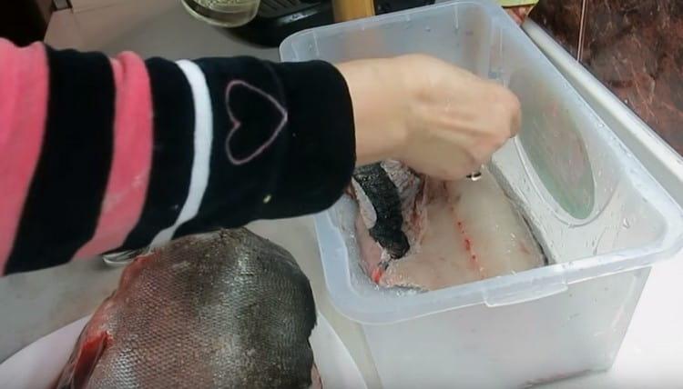 Lubrificare il pesce con una miscela di olio vegetale e aceto.