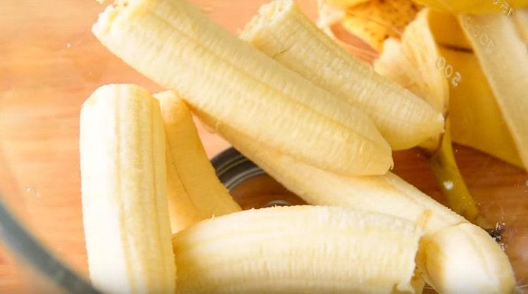 Prinokę bananai suskaidomi į dalis ir sudedami į dubenį.
