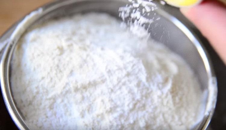 Пресейте брашното отделно, като го смесите с бакпулвер.