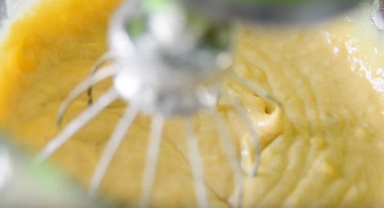 Aggiungi la farina in una massa di banana e impasta la pastella.
