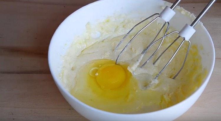 Fügen Sie ein weiteres Ei hinzu und schlagen Sie alles mit einem Mixer erneut.