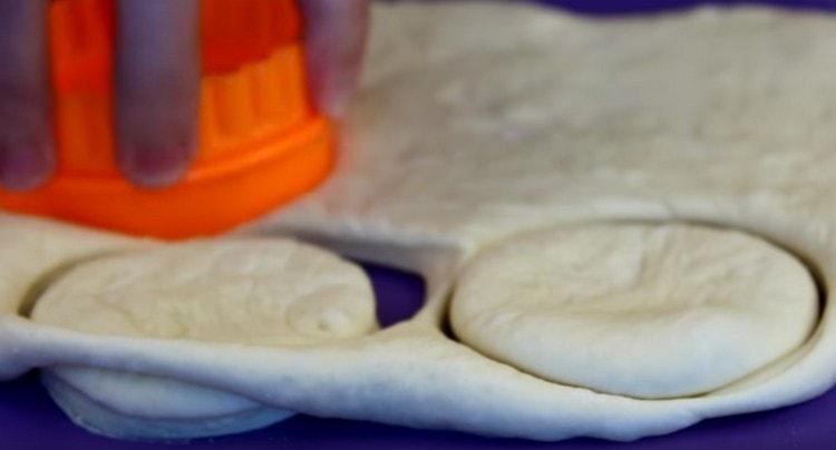 С помощта на чаша или калъп изрежете от тестото кръгло тесто.