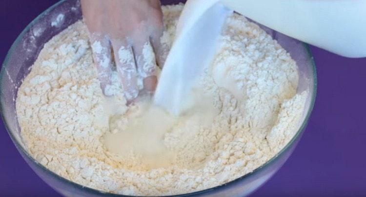 Въвеждаме смес от мляко и вода в брашното.