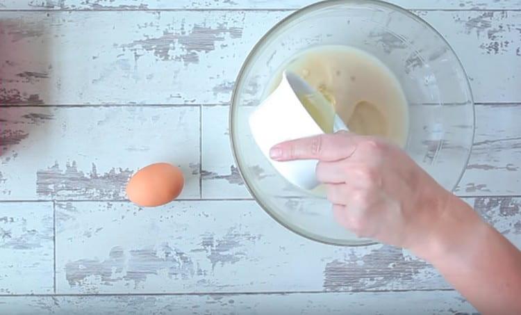Do tekutých složek zavádíme jedno vaječné bílé.