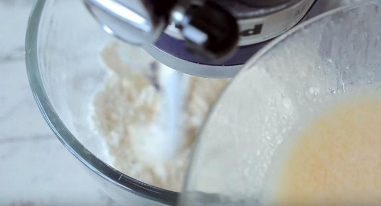 Das Mehl mischen, eine Mischung aus flüssigen Bestandteilen hinzufügen.