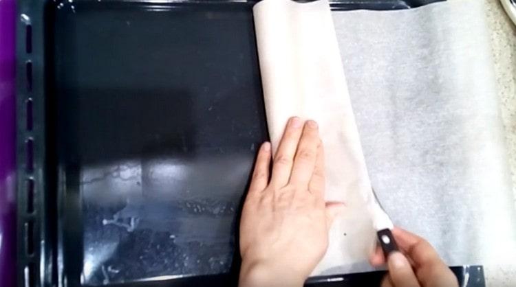Takpan ang baking sheet na may pergamino.