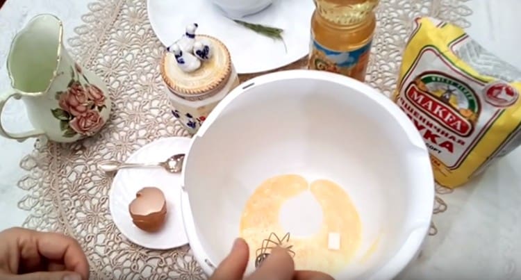 За тестото вземаме яйце, добавяме към него сол и захар.