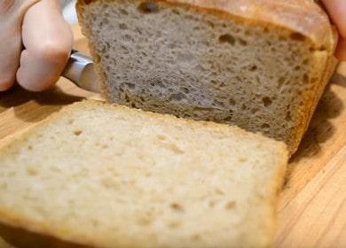 Ετοιμάζουμε νόστιμο ζυμωμένο ψωμί ζύμης σύμφωνα με μια συνταγή βήμα προς βήμα με μια φωτογραφία.