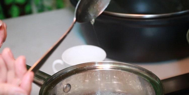 Το σιρόπι είναι έτοιμο όταν μια καραμέλα χορδής απλώνεται από ένα κουτάλι που κατέρχεται μέσα του.
