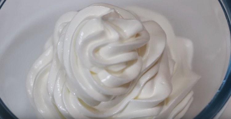 Crema proteica meravigliosa per eclairs pronta.