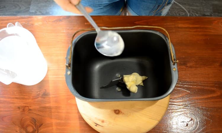 Geben Sie weiche Butter in den Eimer der Brotmaschine.