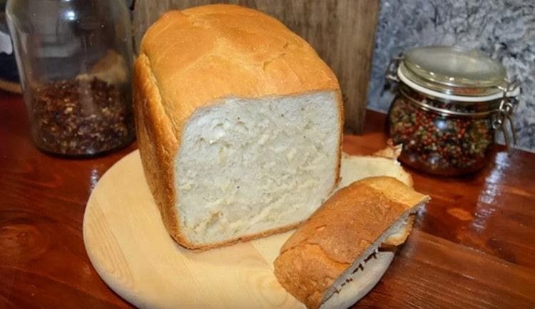 Valkoista leipää leipäkoneessa ei ole ollenkaan vaikea leipoa.
