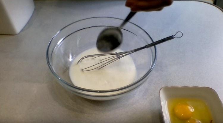 Изсипете кефир в купа, добавете към него сол и захар.