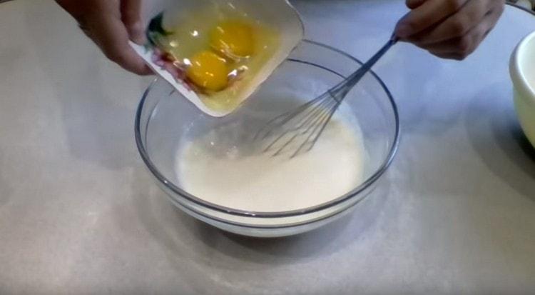 Προσθέστε αυγά στη ζύμη.