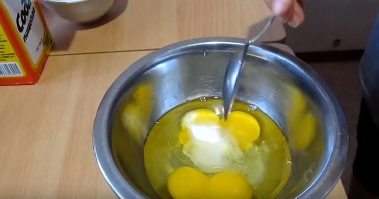 В друга купа комбинирайте яйцата със захарта, солта и растителното масло.