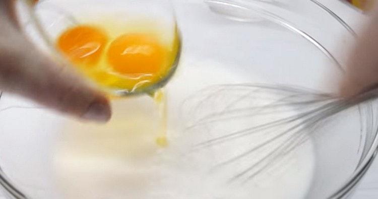 Aggiungi zucchero, sale e uova ai componenti liquidi.