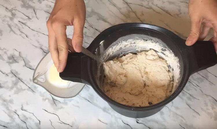 Mescolare la farina con l'impasto.