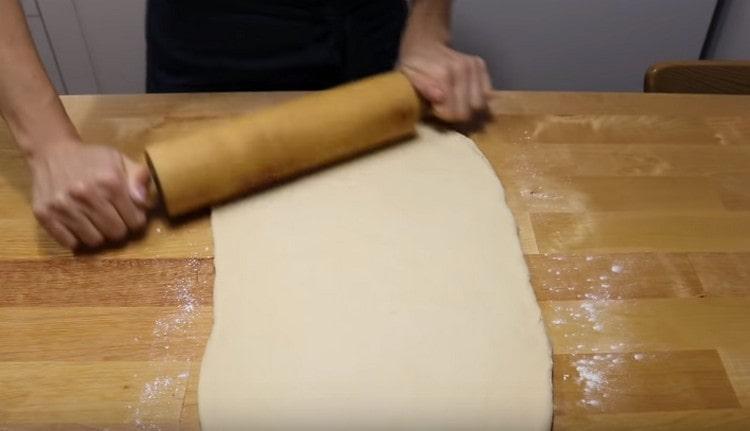 Stendere la pasta con il mattarello.