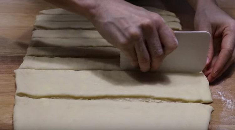 Dividi lo strato di pasta risultante in 12 strisce.
