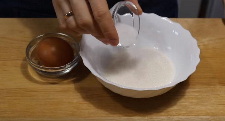В купа комбинираме захарта със солта.