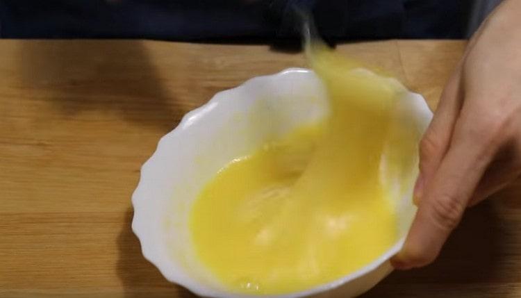 Įmušame kiaušinį į cukrų ir druską ir plakame.