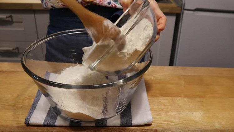Изсипете пресятото брашно в голяма, дълбока купа.