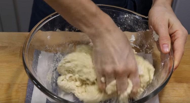 Per preparare i khachapuri con la pasta sfoglia, preparare gli ingredienti