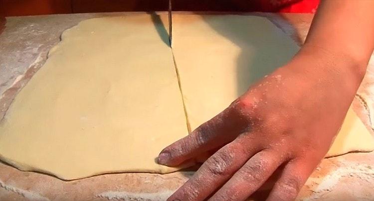 Lo strato di pasta risultante viene tagliato a metà.