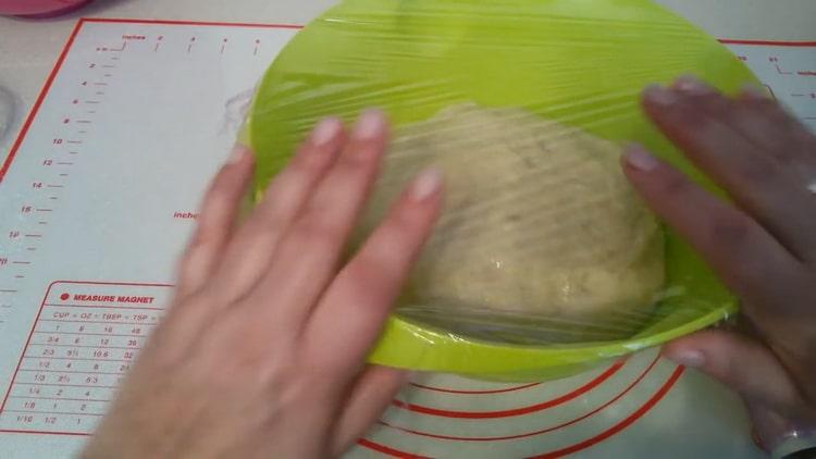 Per preparare i muffin alla rosa, posiziona l'impasto sotto il film