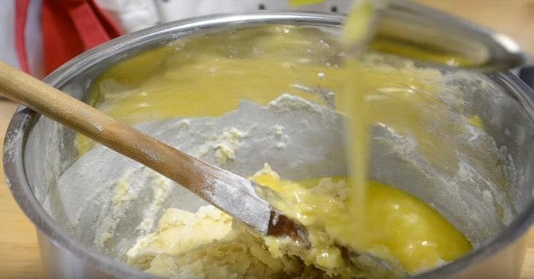 Při míchání těsta do něj zavedeme rozpuštěné máslo.