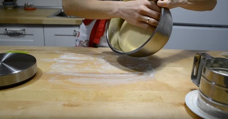 Сложете тестото на маса, поръсена с брашно.