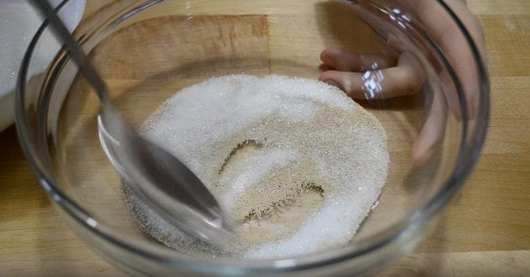 In una ciotola, mescolare il lievito con lo zucchero.