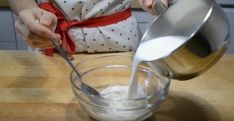 Gießen Sie die Mischung aus Hefe und Zucker mit Milch.